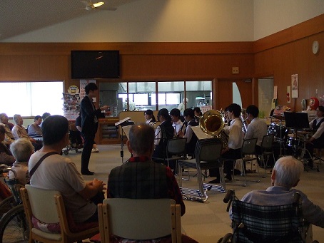 デイサービスでミニ演奏会！～筑北中学校吹奏楽部の皆さんの訪問演奏です。～ 社会福祉法人麻績村社会福祉協議会